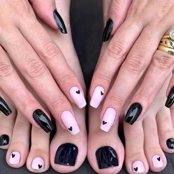 Fake nails. - Picture 1 of 2